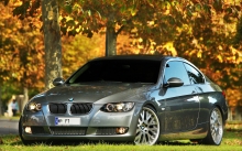 Серебристый BMW 3 серии, М3, зеленый газон, листья, осень